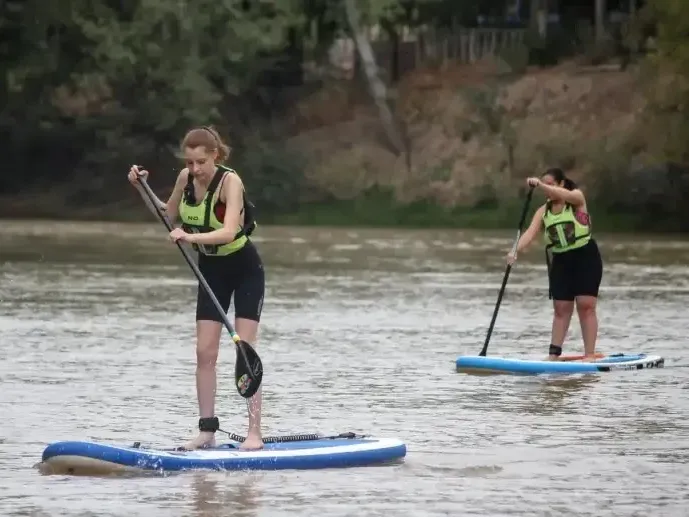 Tragedia en el lago: muere una mujer mientras practicaba un deporte náutico