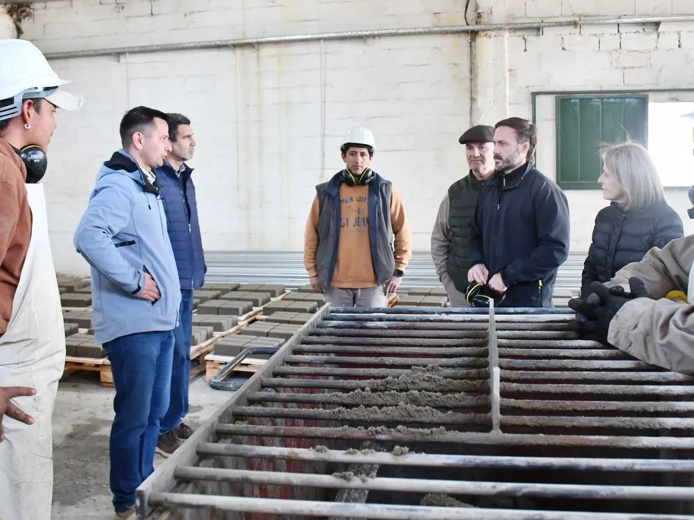 Azcué en la nueva planta municipal de adoquines: seguimos invirtiendo y creciendo en infraestructura