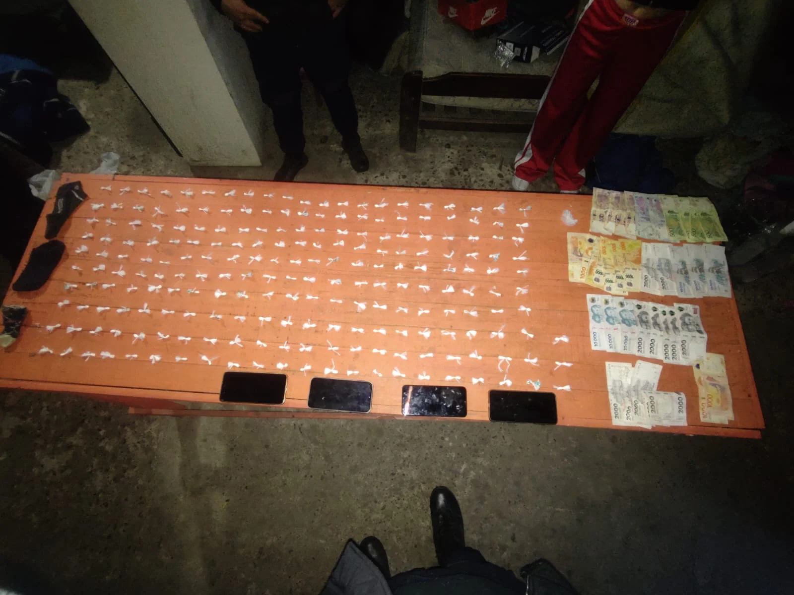 Allanamientos por una causa de amenazas terminaron con el secuestro de 260 envoltorios de cocaína y tres detenidos - 2