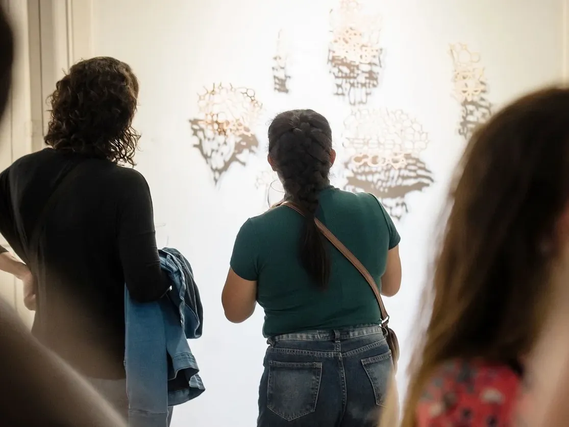 Aura inaugura una nueva exposición de arte contemporáneo
