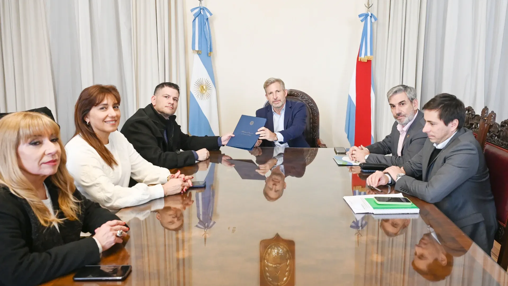 El gobernador firmó convenios con municipios y comunas para fortalecer el mantenimiento de caminos provinciales