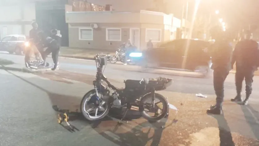 Un motociclista sufrió serias lesiones tras colisionar contra un automóvil