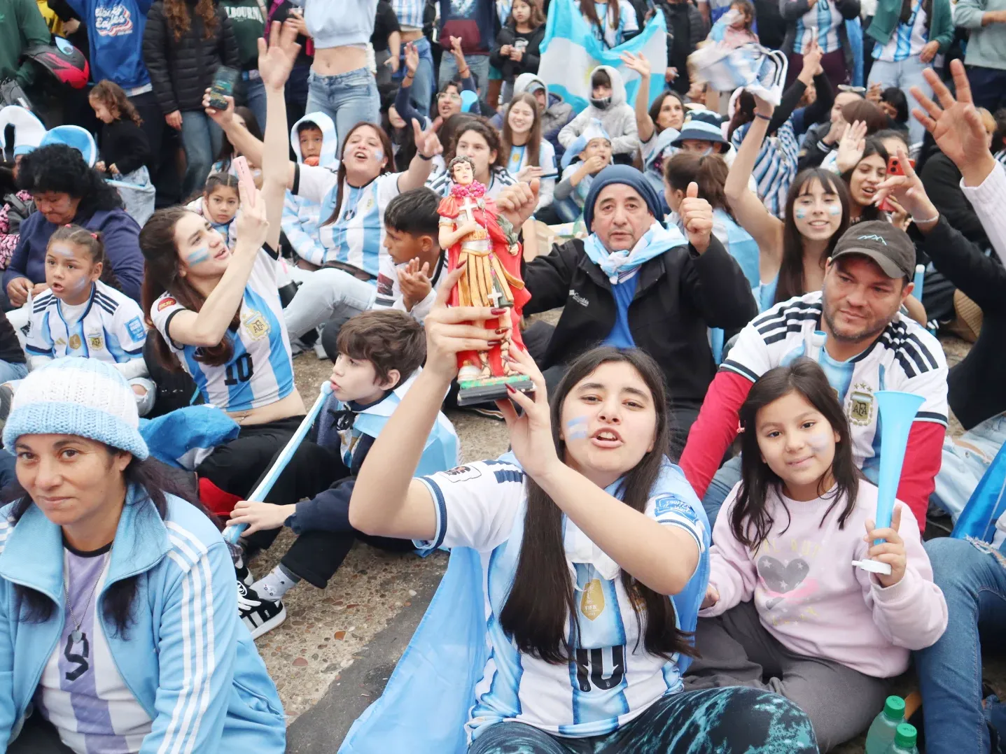A pesar del mal tiempo, la Costanera se colmó de hinchas