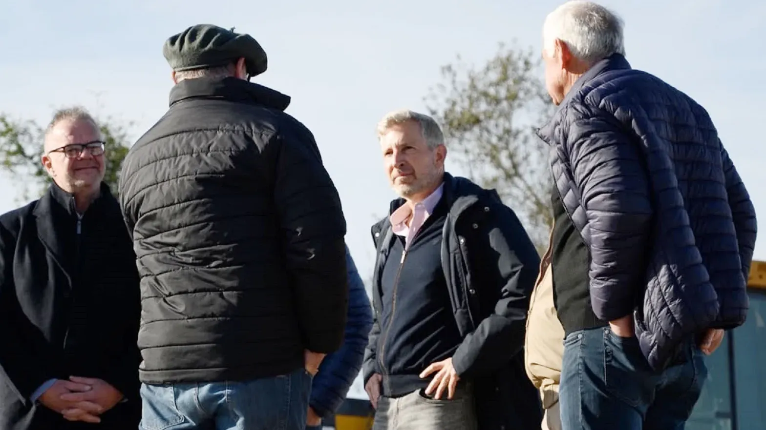 Frigerio recorrió las obras en el acceso pavimentado a Puerto Curtiembre
