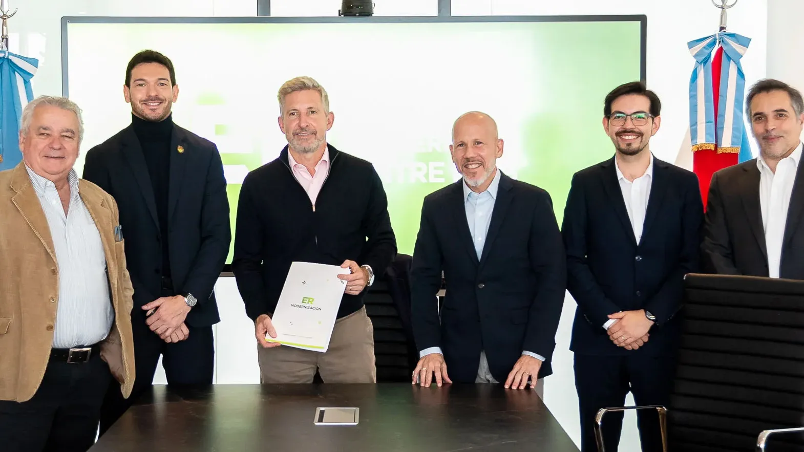 Frigerio firmó un convenio con una empresa tecnológica para llevar la inteligencia artificial al Estado y las pymes