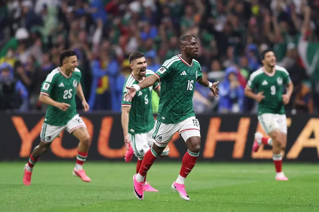 México hizo valer la localía, venció a Ecuador y se metió en los octavos de final del Mundial