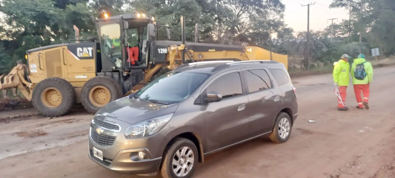 Motoniveladora embistió a una automovilista en cercanías de la Escuela Benito Juárez