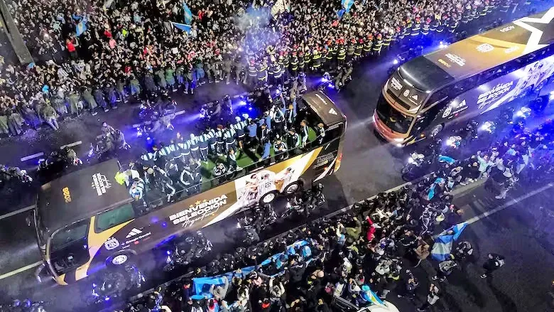 La Selección Argentina llegó al país tras el subcampeonato en el Mundial 2026 y fue recibida por una multitud