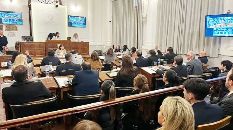 En medio de una fuerte protesta y con dos votos del PJ, el Senado aprobó la reforma jubilatoria