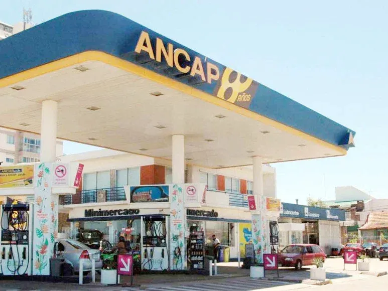 Tras el fin de la guerra, Uruguay baja entre 5 y 7,6 % los precios de naftas, gasoil y gas