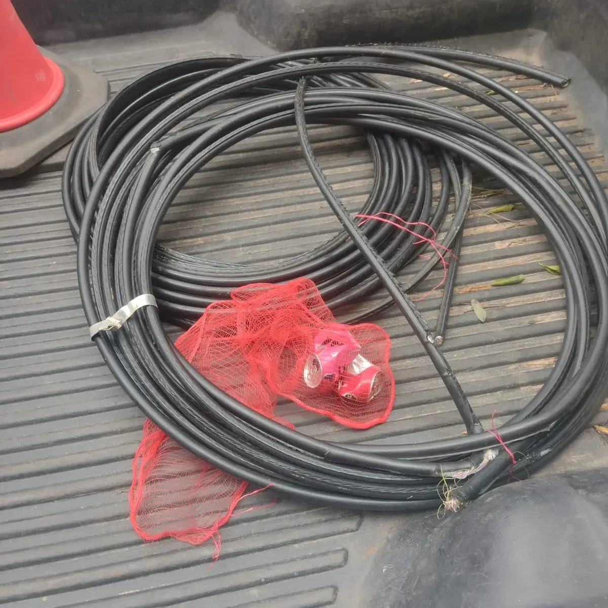 Cuatro hombres fueron aprehendidos en flagrancia por el robo de cables frente al Parque Industrial - 2