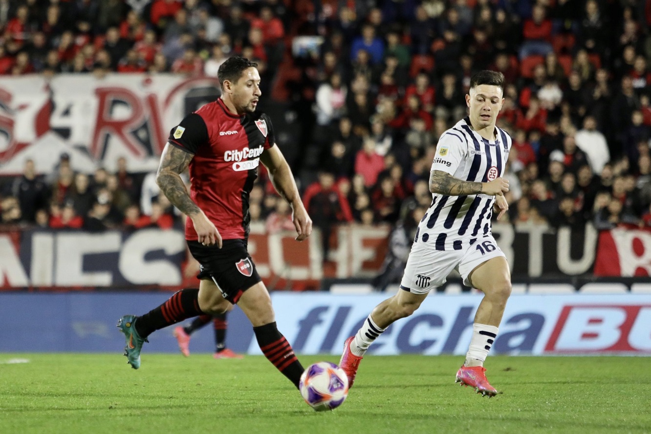 Con uno menos por lado, Newell's y Talleres igualaron en el Coloso