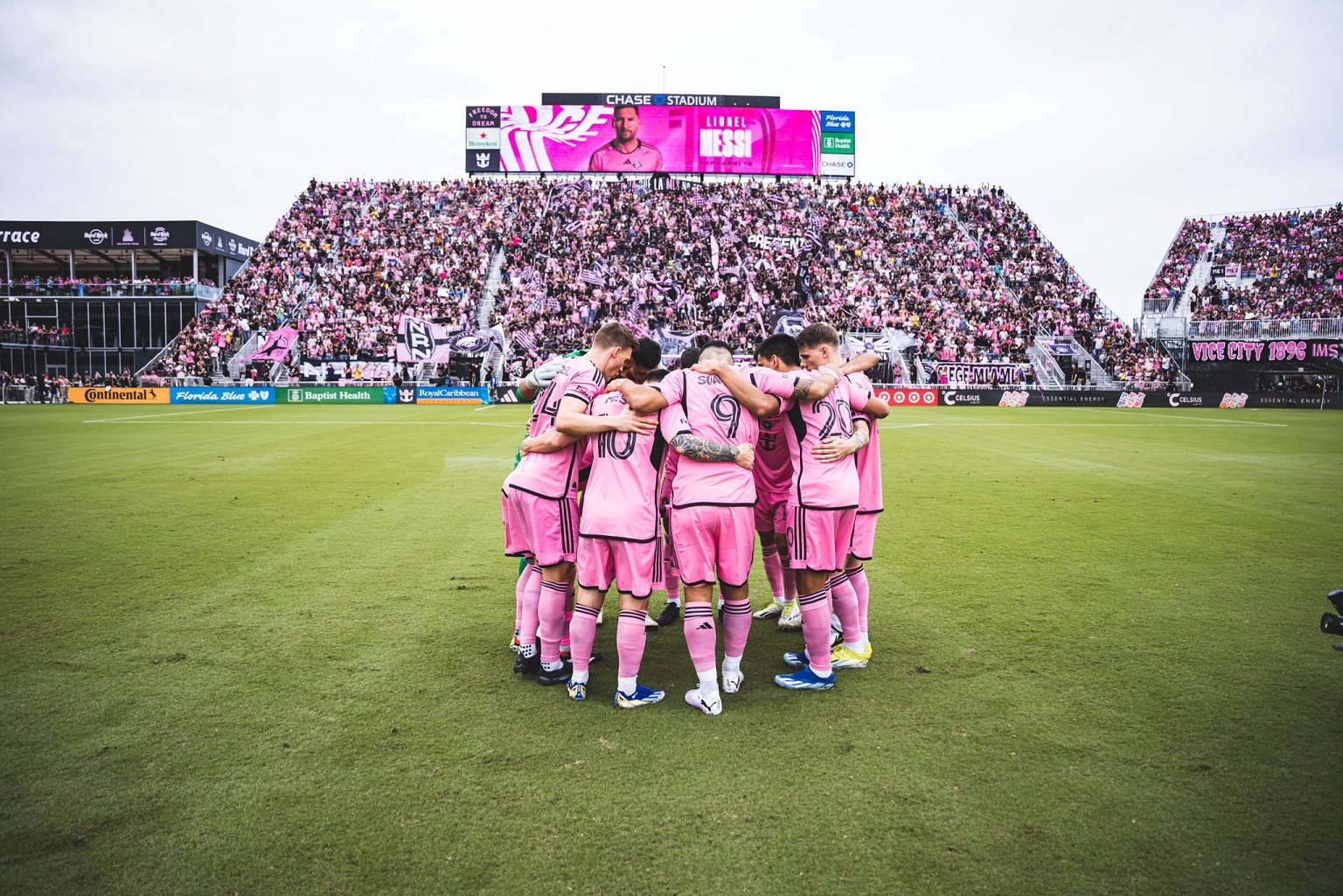 Con dobletes de Messi y Suárez, Inter Miami goleó 5-0 a Orlando City en el clásico y es el líder 